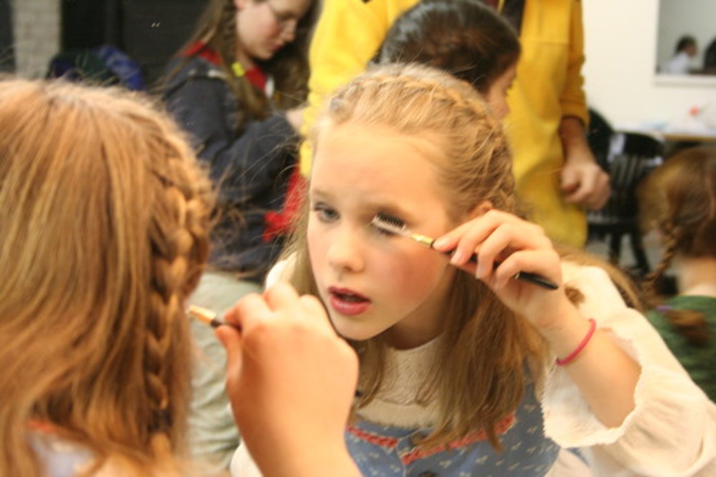 <p>to put on makeup</p>