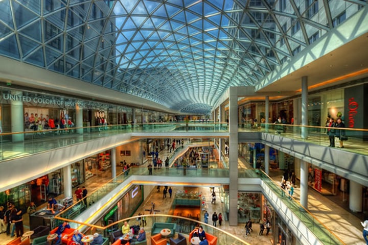 <p>trung tâm mua sắm = shopping mall</p>