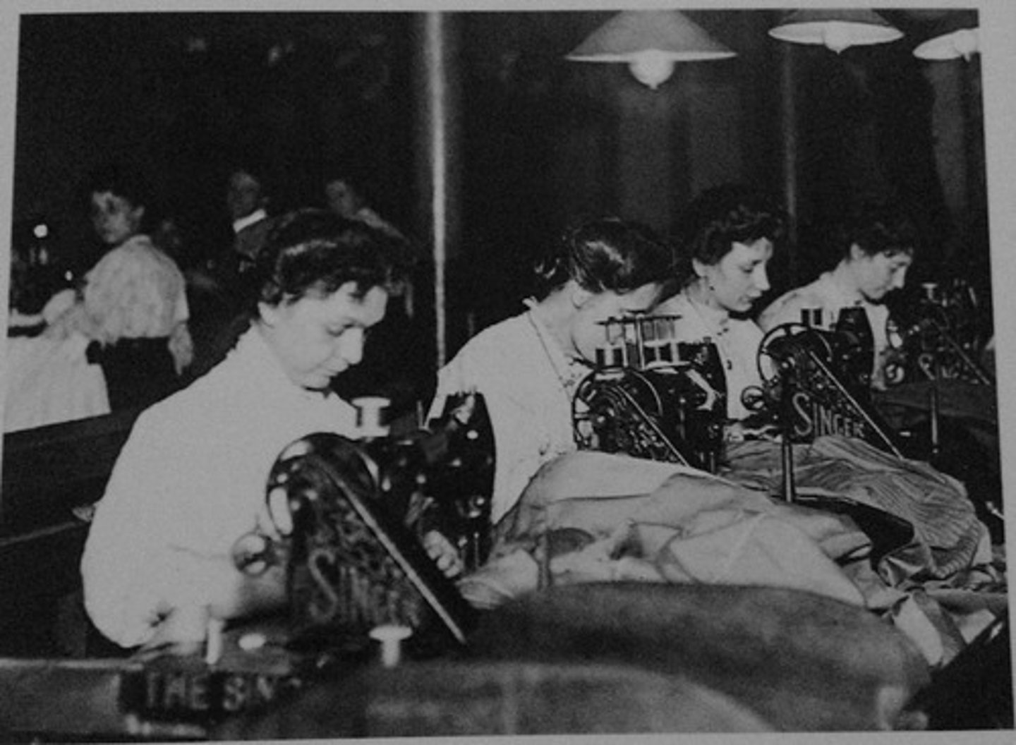 <p>sản xuất, chế tạo</p>