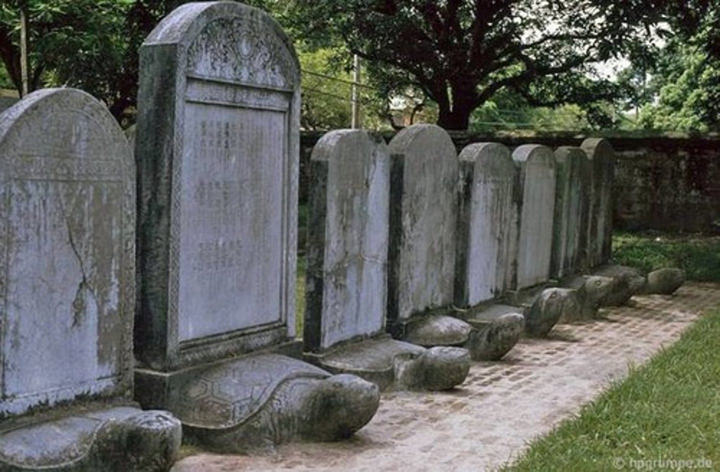 <p>a thin, flat piece of material to write on (tấm, phiến (đất sét, đá...) để viết). Example: They found clay tablets with ancient writing on them.</p>
