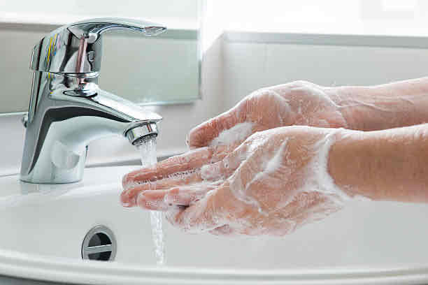 <p>to wash</p>