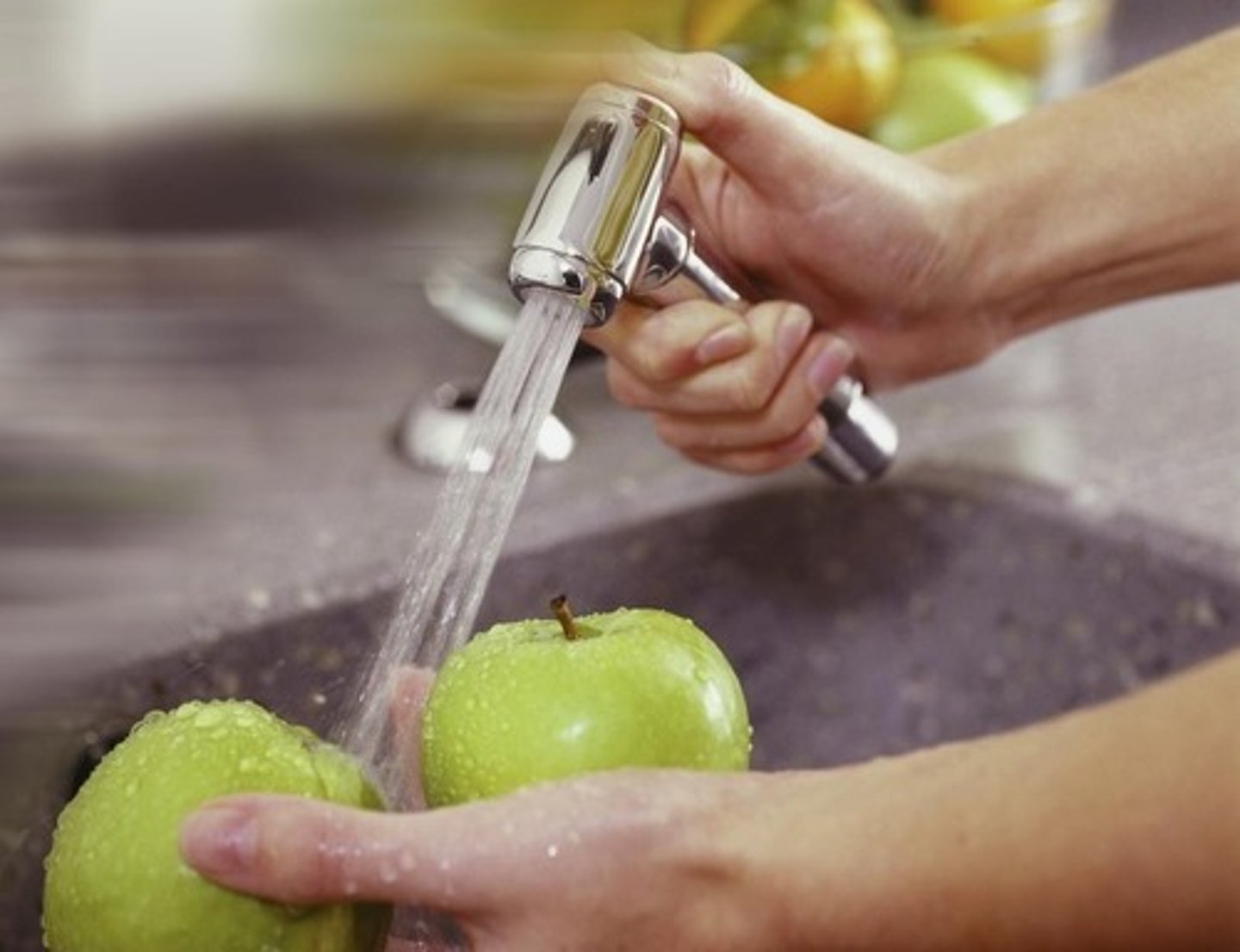 <p>to rinse with water</p>