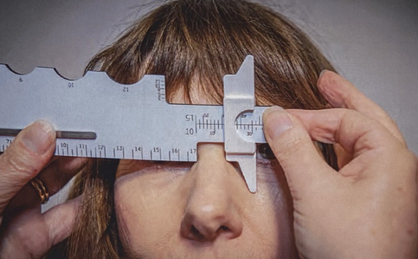 <p>Move the ruler horizontally so that the lower edge of the right side of the ruler rests against the left side of the nose. With the cursor in position move it until the lower point on the cursor just touches the left side of the nose, so that the nose is gently calipered between these two points.</p><p>The measurement can be taken on the 10mm scale.</p>