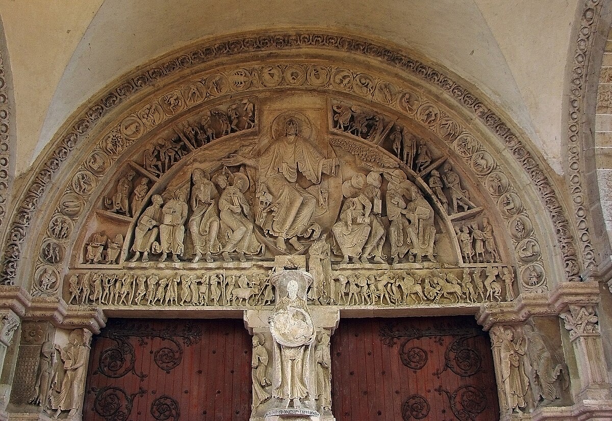 <p>(tympanum) des images qui racontent une histoire de la Bible (autour de l’immeuble)</p>