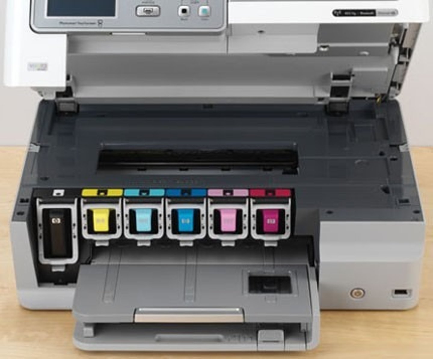 <p>uses liquid ink sprayed through tiny nozzles onto paper</p>
