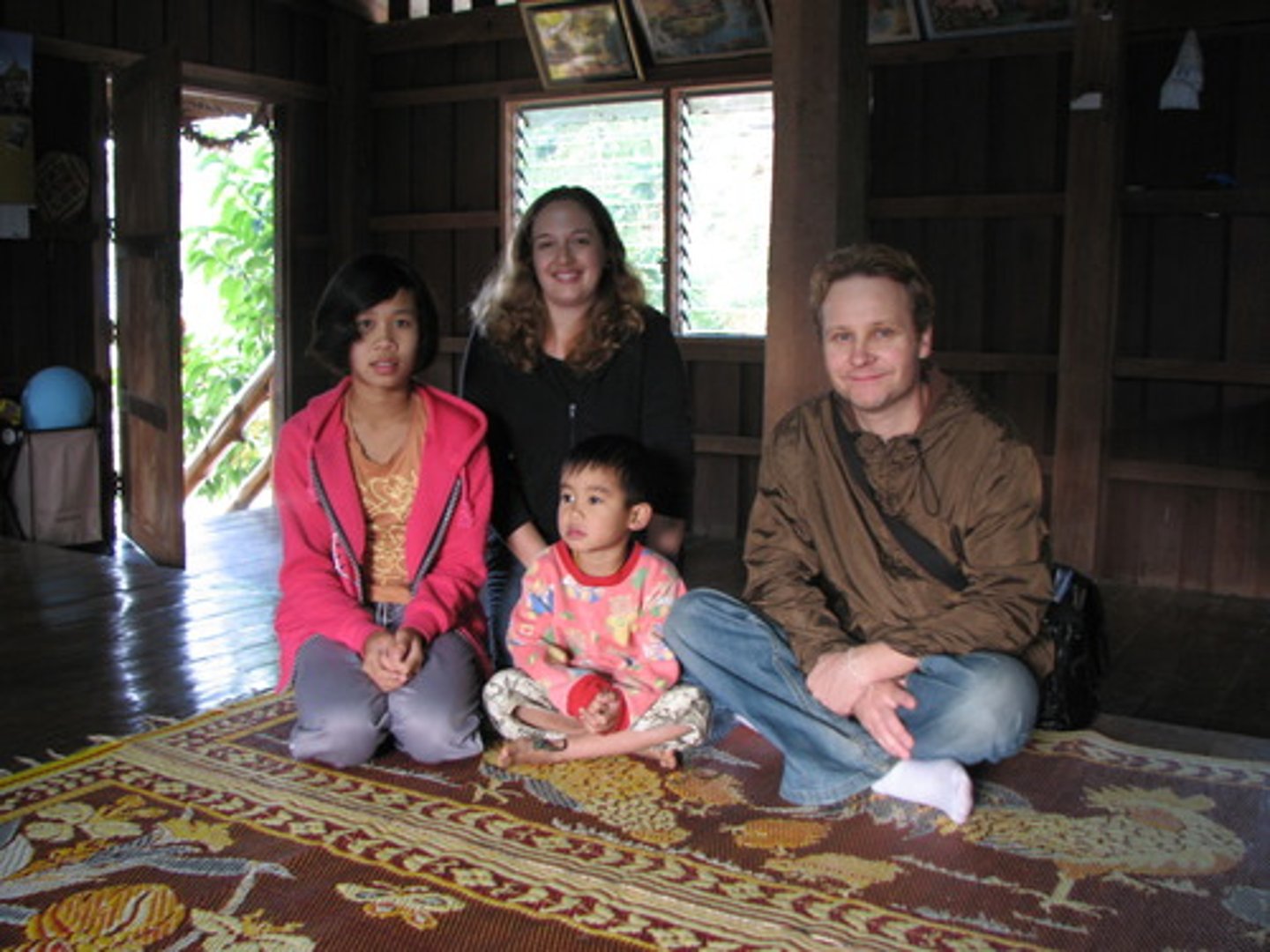 <p>(n): nhà trọ, du lịch ở nhà dân</p>