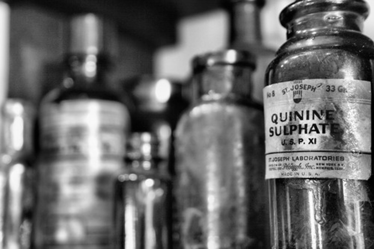 <p>A medicinal compound derived from the bark of the cinchona tree, used primarily to treat malaria.</p>