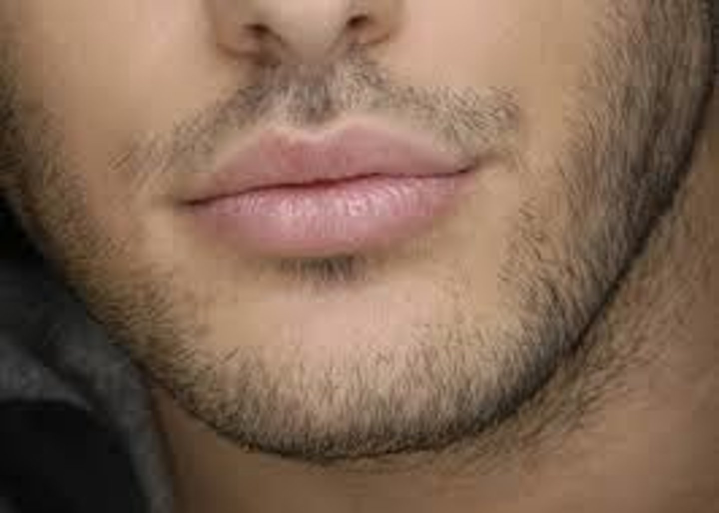<p>to have a short beard/mustache</p>