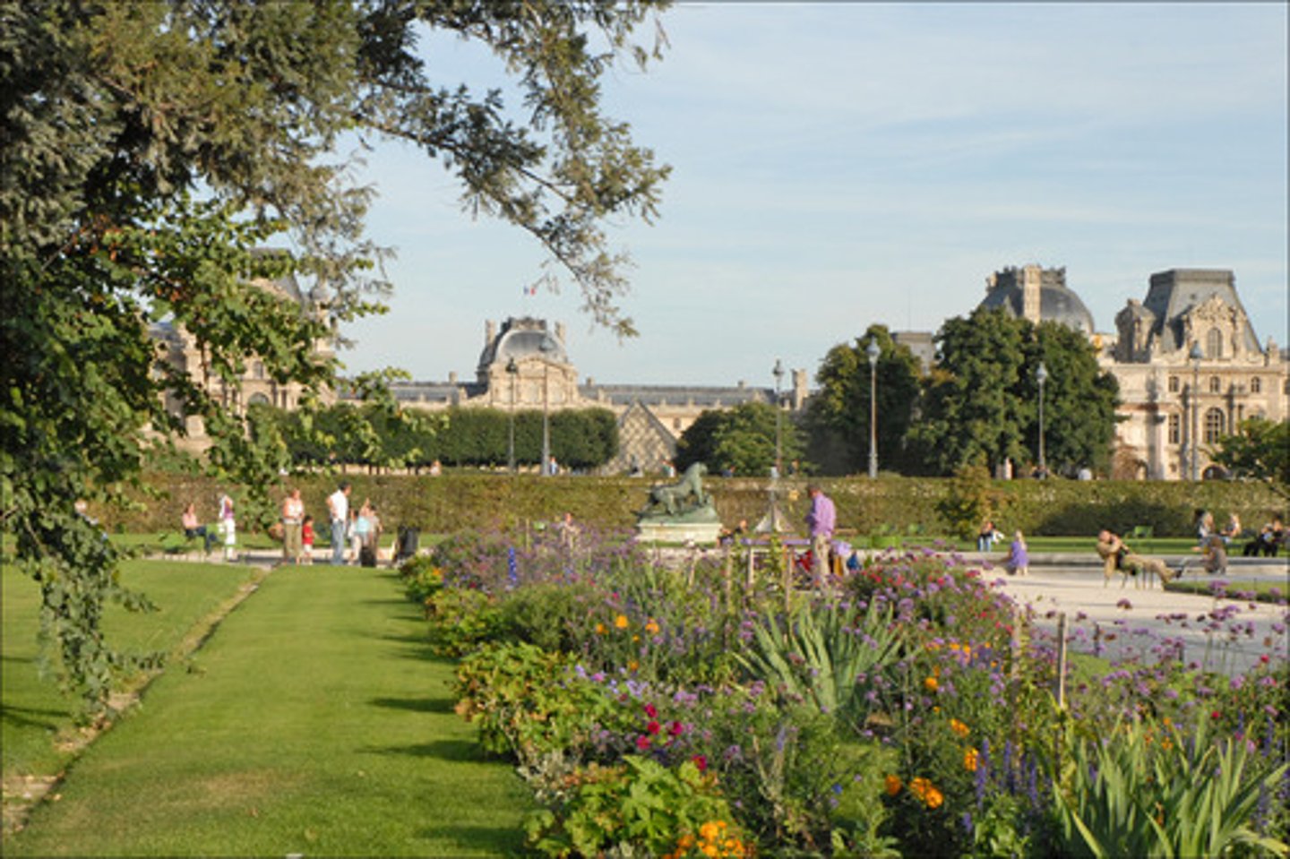 <p>Jardin près de la Seine, entre le Louvre et la place de la Concorde.</p>
