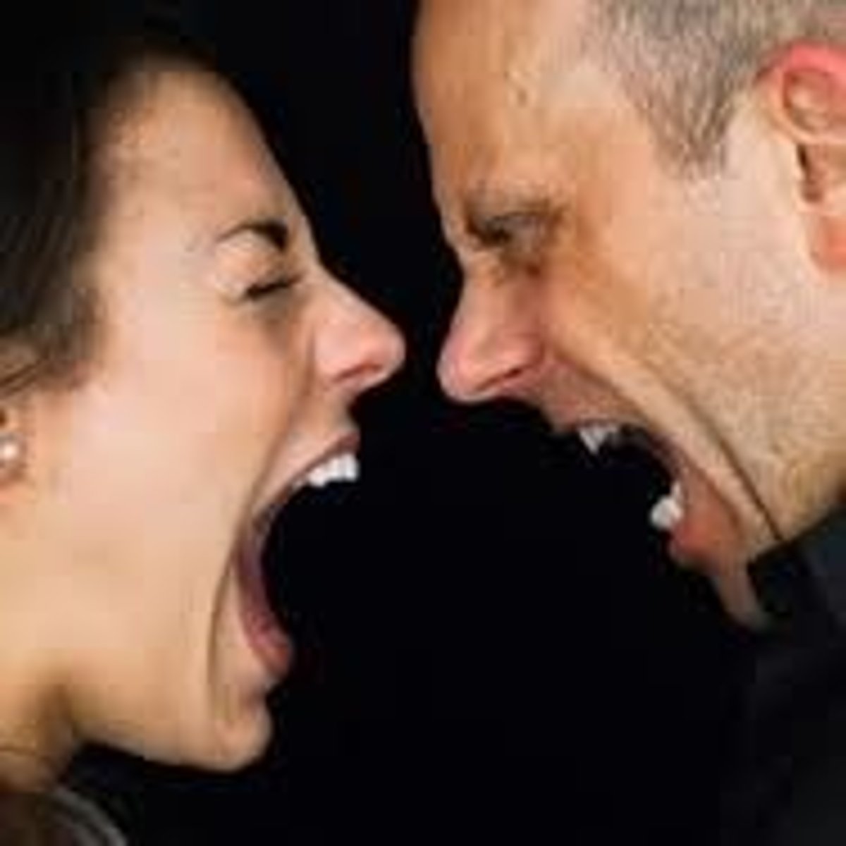 <p>tú y yo (gritarse)</p>