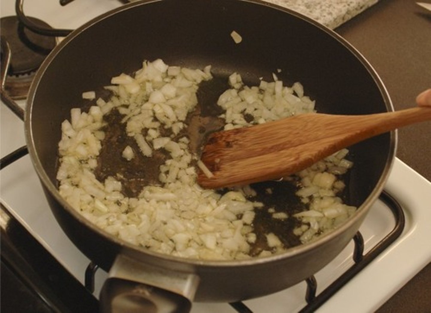 <p>to sauté, to caramelize (freír hasta que tenga color marrón o esté dorado)</p>