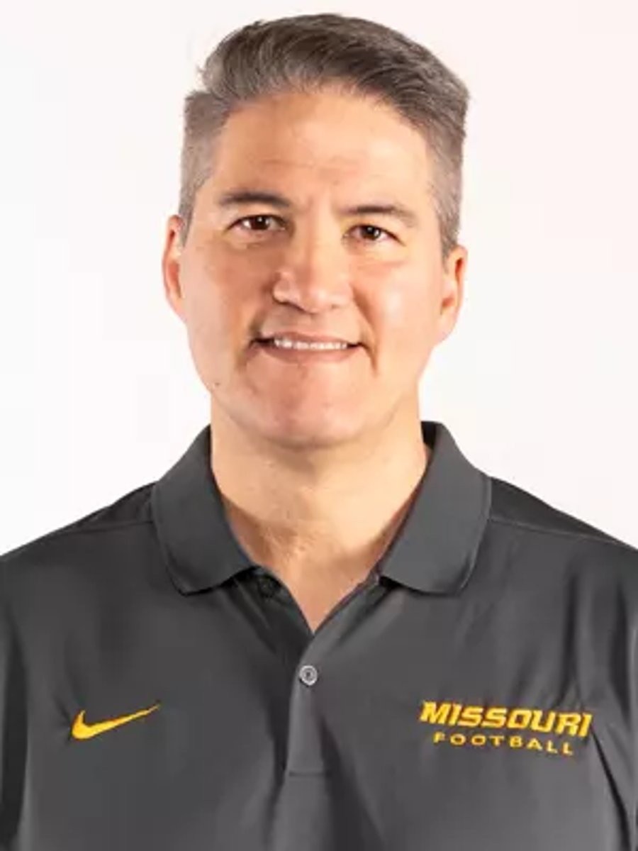 <p>defensive coordinator (defense)</p>