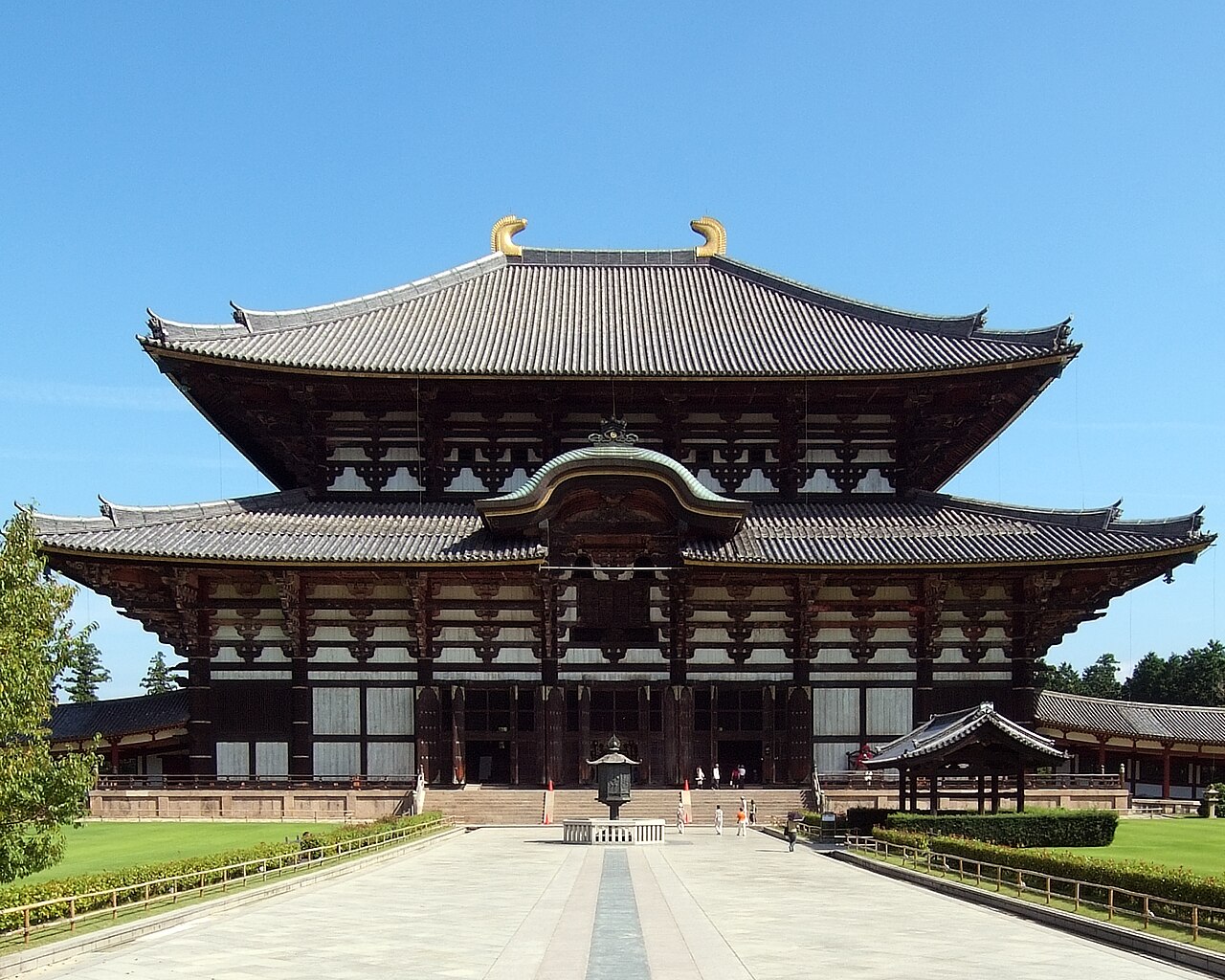 <ul><li><p>Built during the reign of Shomu</p></li><li><p>Located in Nara, Japan</p></li><li><p>It features the well-known “Daibutsu Buddha” (Daibutsuden)</p></li><li><p>It was burnt down in fighting in 1567 </p></li></ul><p></p>