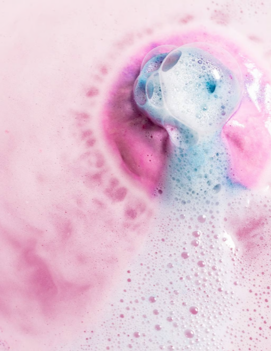 <ul><li><p><strong>Lavender oil, </strong>soft scent </p></li><li><p>The fizz transitions from pink to purple to deep blue</p></li><li><p><strong>Oat milk powder</strong> soothes the skin</p></li></ul><p></p>
