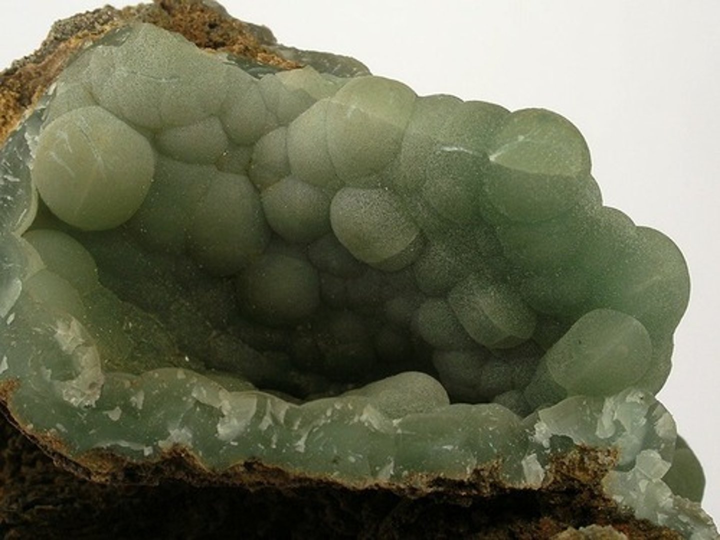 <p>One of the 3 hydroxides of Al that are the main constituents of bauxite.<br>Same structure as brucite.</p>