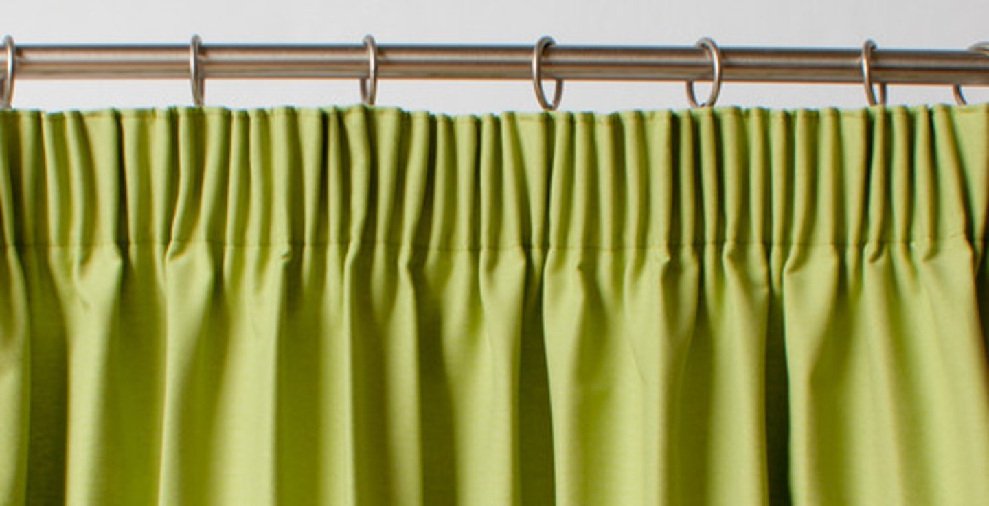 <p>curtain heading formed by a tape which, when drawn up creates a row of narrow densely packed folds.</p>