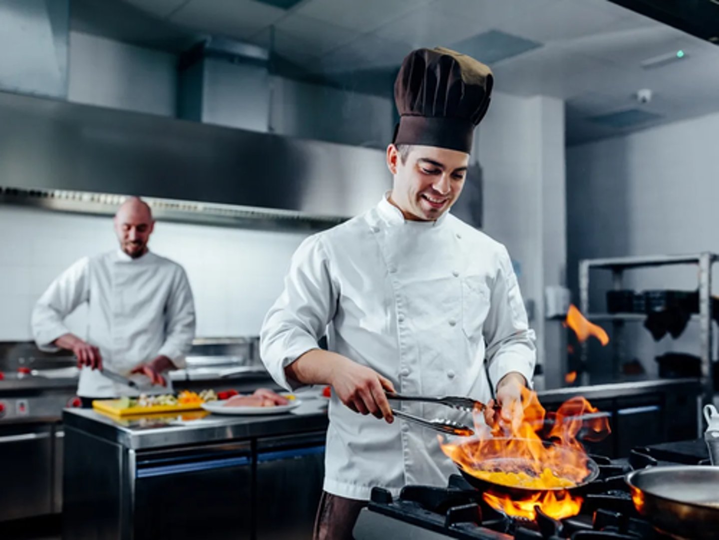 <p>(v) nấu ăn; (n) đầu bếp</p>