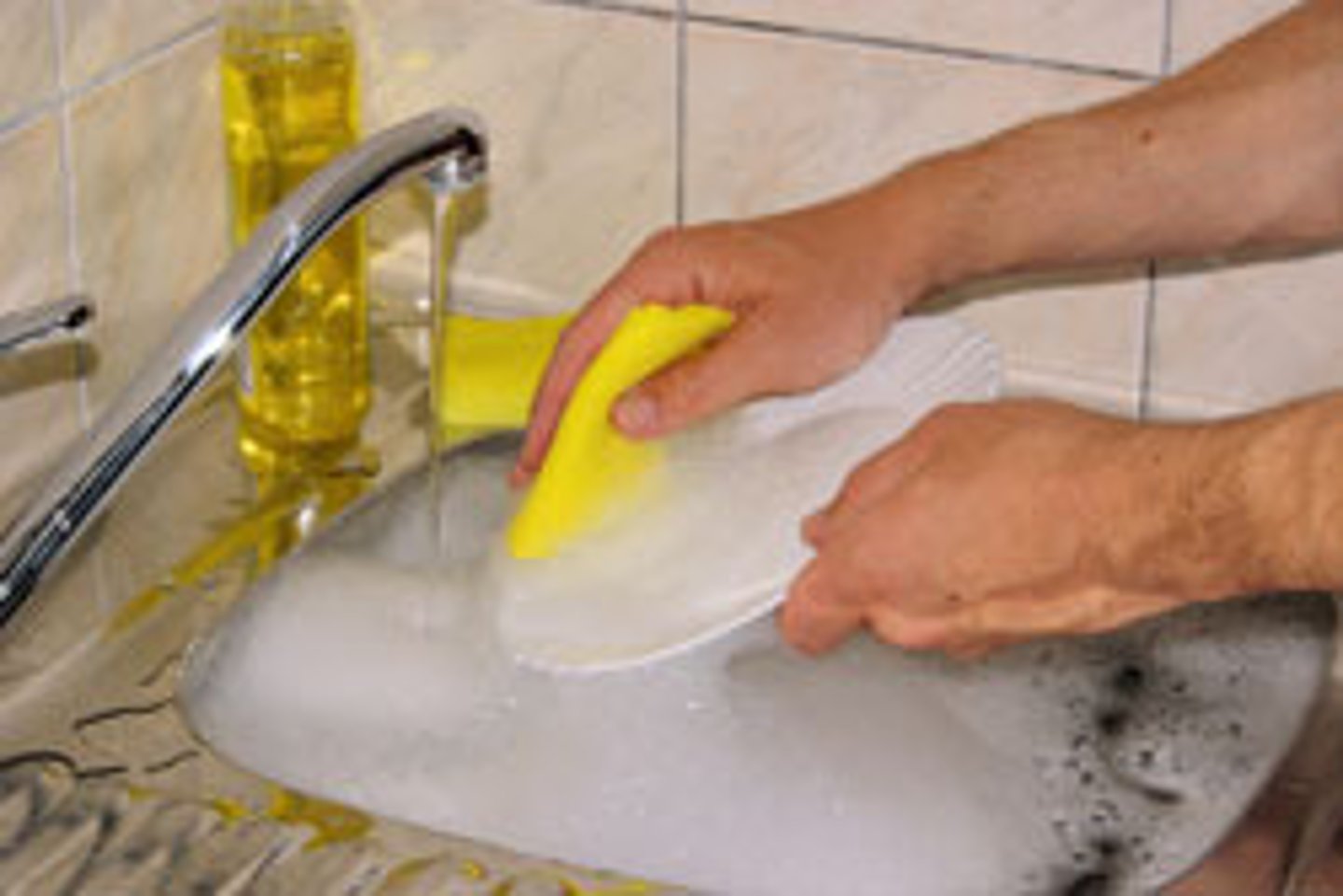 <p>to wash , rinse (dishes)</p>