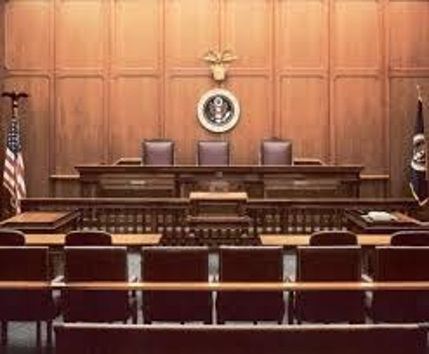 <p>Un lugar donde un juez o jurado elige si alguien es culpable o no culpable de un delito.</p>