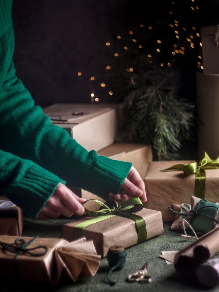 <p>I’m going to <strong>wrap presents </strong>for my friend </p>
