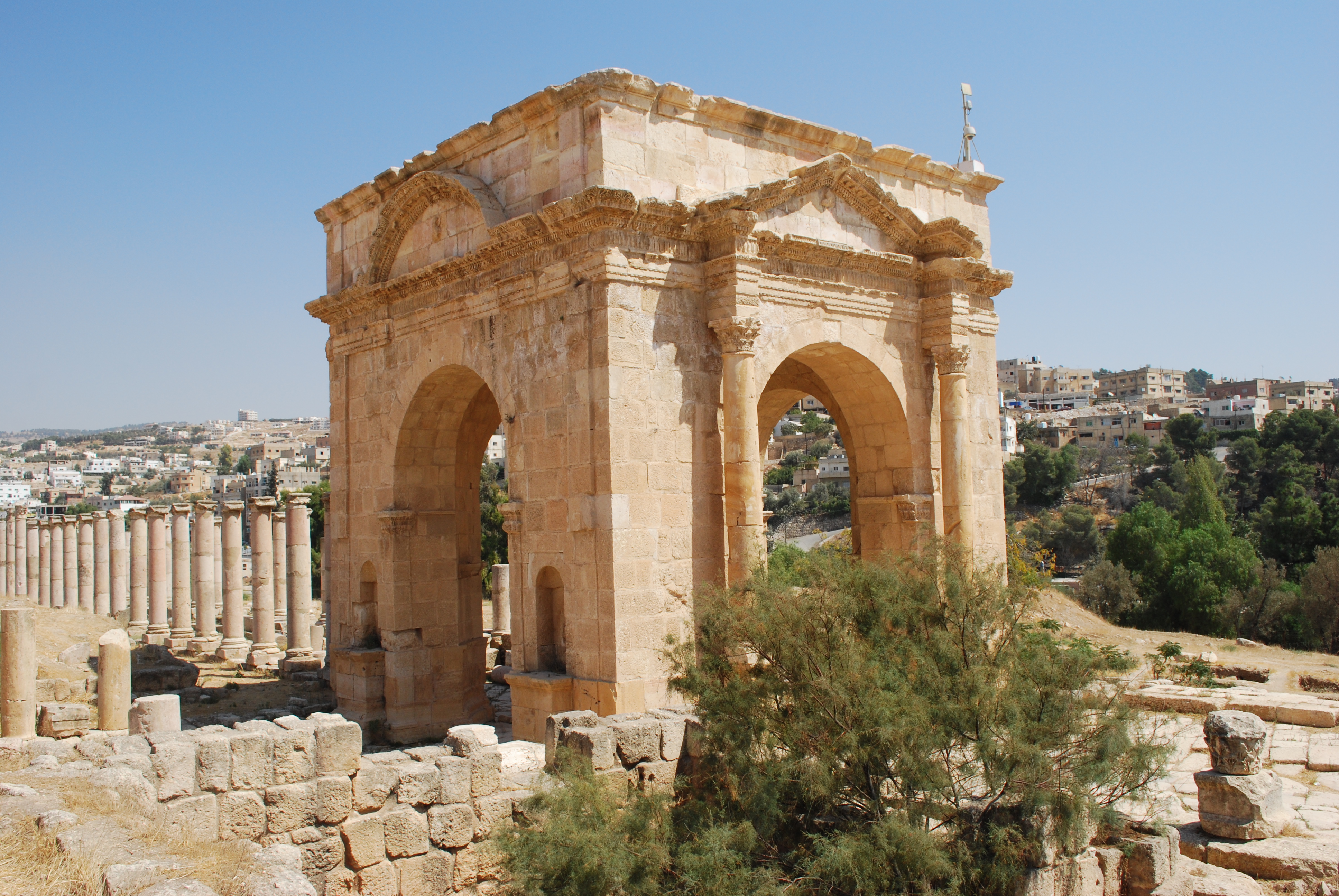 <p>È un antico tipo di monumento romano di forma cubica, con una porta su ognuna delle quattro facce laterali: generalmente era eretto in corrispondenza delle intersezioni stradali.</p>