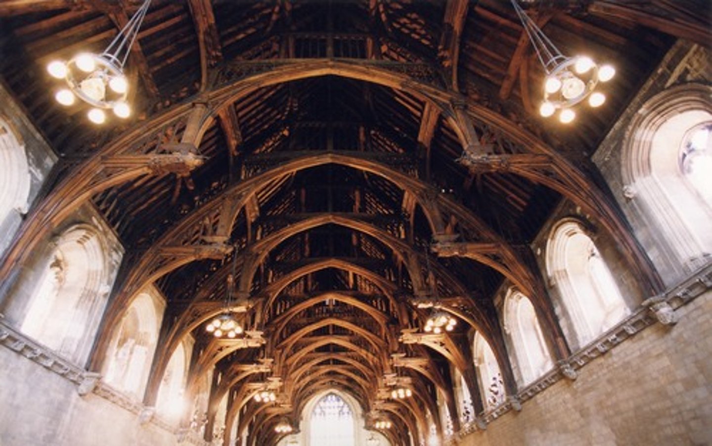 <p>a type of roof in English Gothic architecture, in which timber braces curve out from walls and meet high over the middle of the floor</p>