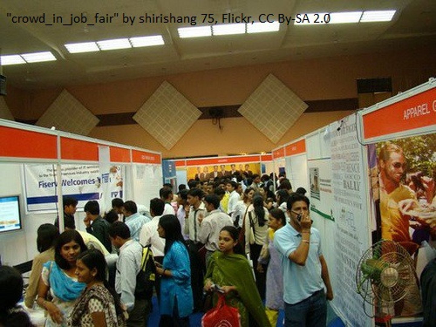 <p>(np): hội chợ giáo dục</p>