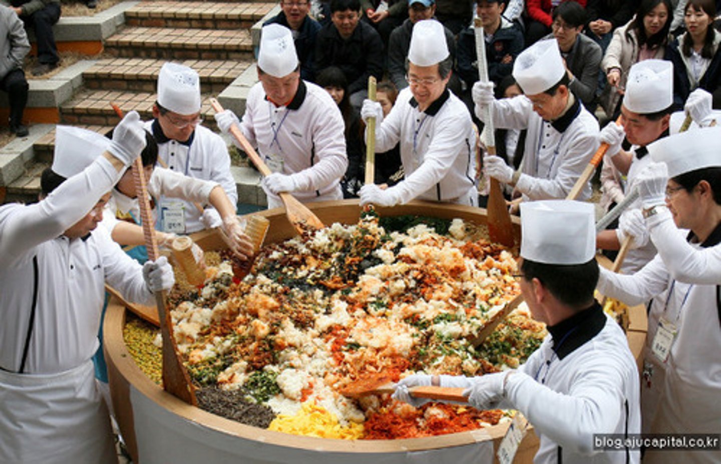 <p>(n) sự trộn</p>