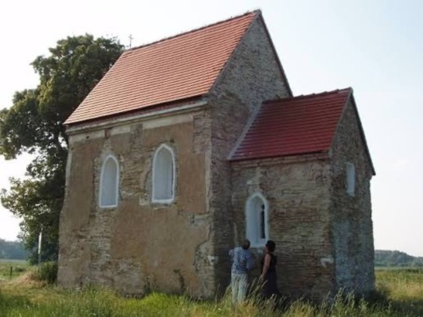 <p>Kopčany, 9. stoleti, původně na území Velkomoravské říše, snaha o oblouk, před kostelem býval nartex, pozoruhodná vertikalita</p>