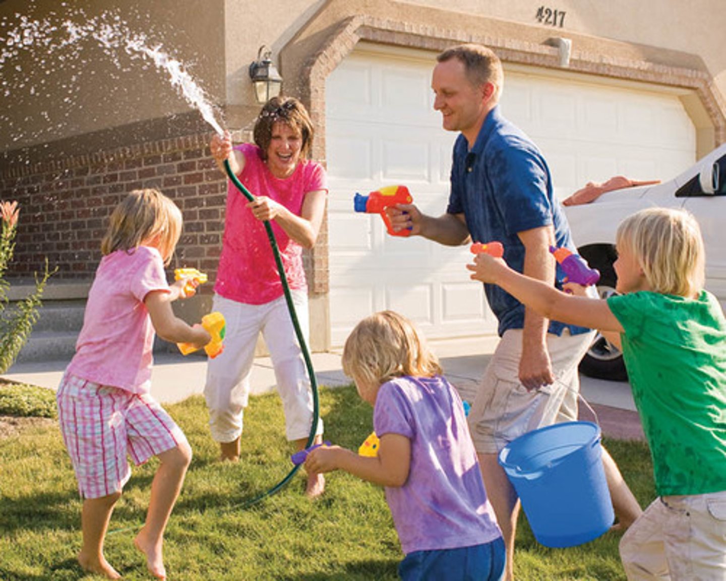 <p>La familia _________________ jugando con agua.</p>