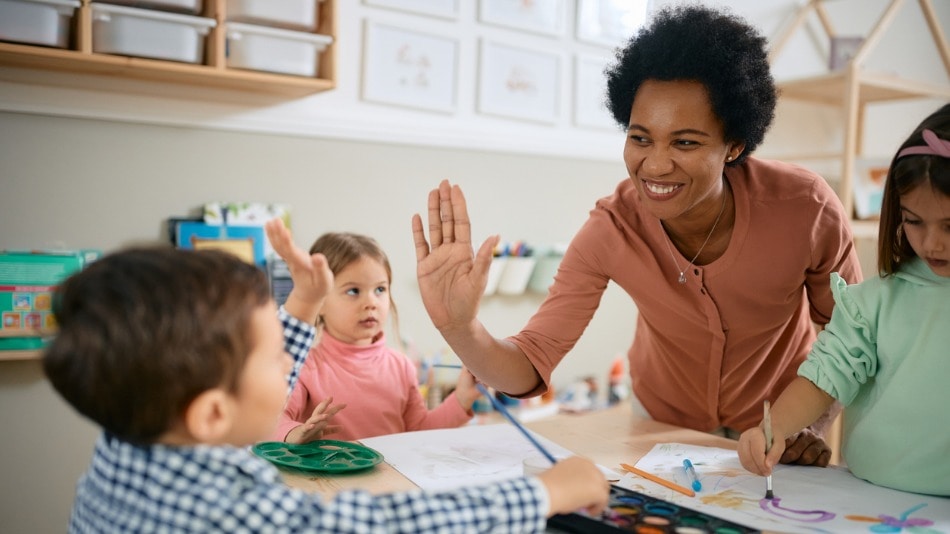 <p><span style="color: #2110fd">Costa Rica es otro de los países de Latinoamérica, seguido de Chile, que ha luchado por mejorar la calidad educativa de su país; implementando una iniciática con una serie de aspectos básicos (voluntad, inversión, recursos financieros y humanos). Sin embargo ha sido una tarea ardua ya que necesita una importante gestión y alianza con otros países, empresas privadas, ONG y diferentes ministros, para llevarla a cabo. El concepto de CRA surgió en Costa Rica en la década de 1980, como una evolución de las bibliotecas escolares, buscando incorporar las tecnologías de la información y comunicación (TIC) para apoyar el cambio y la innovación en los servicios.</span><span style="color: #2110fd">&nbsp;</span></p><p><span style="color: #2110fd">El Ministerio de Educación Pública (MEP) a través del Departamento de Bibliotecas Escolares y Centros de Recursos para el Aprendizaje (BEYCRA), impulsa el desarrollo y fortalecimiento de los CRA en las instituciones educativas.</span><span style="color: #2110fd">&nbsp;</span></p><p><span style="color: #2110fd">En resumen, los CRA en Costa Rica son espacios clave para el aprendizaje, la investigación y el desarrollo integral de la comunidad educativa, integrando recursos y tecnologías para apoyar el proceso educativo en todos sus niveles.&nbsp;</span></p><p></p>