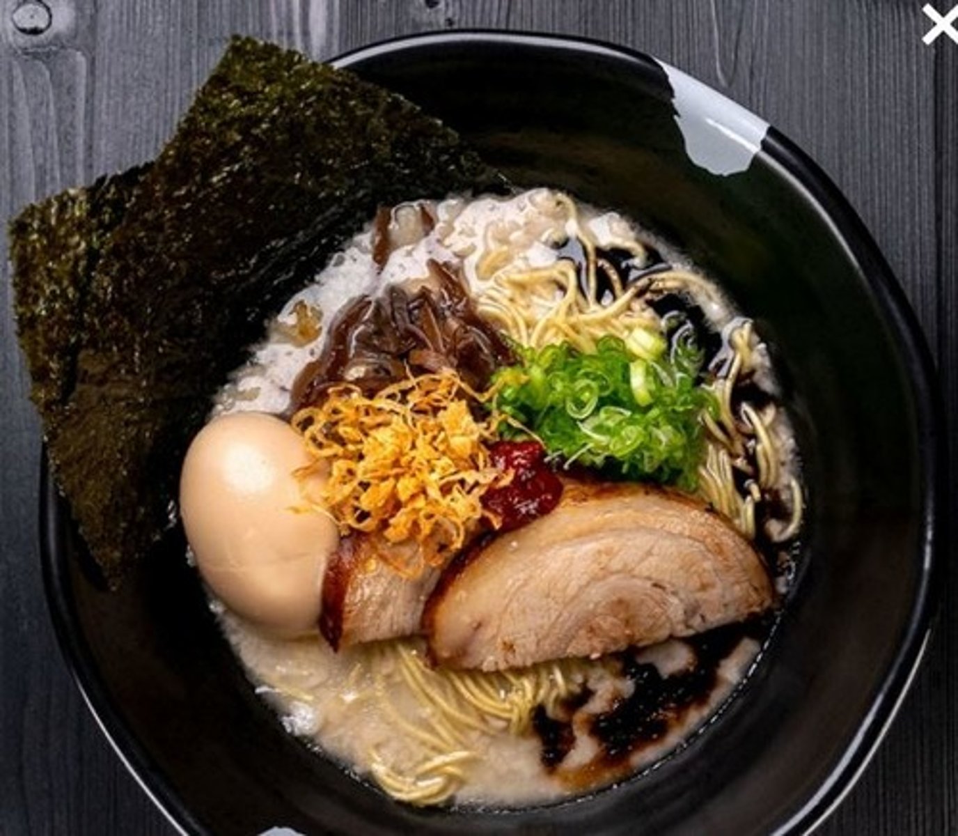 <p>Pork broth, Pork chashu, Garlic oil, Garlic chips, Green onion, Kikurage mushrooms, Nori, Seasoned egg, Fried onion, Thin noodles</p>