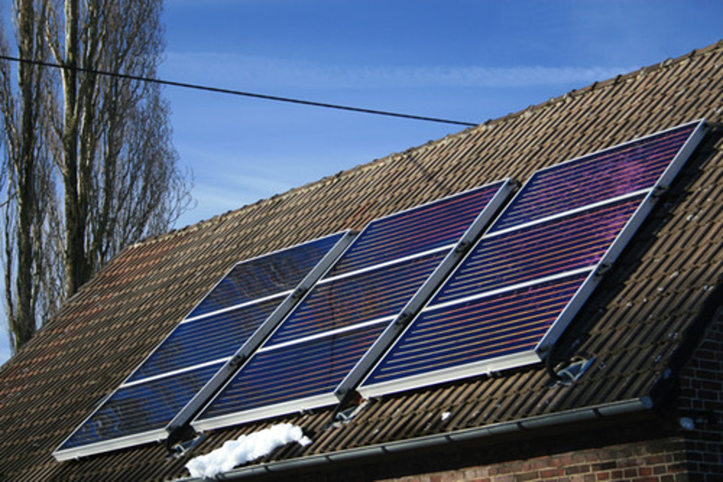 <p>a device or system designed to use solar radiation to heat and absorber through which a transporting medium, such as air or water is circulated</p>