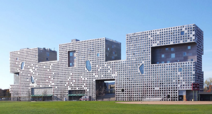 name the building architect and style 