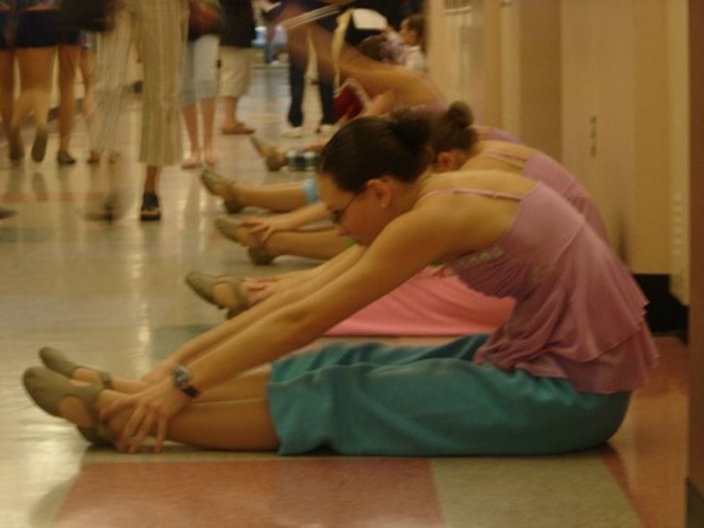 <p>to stretch</p>