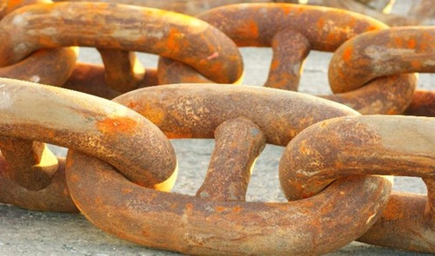 <p>связанный тесными узами, сплочённый</p>