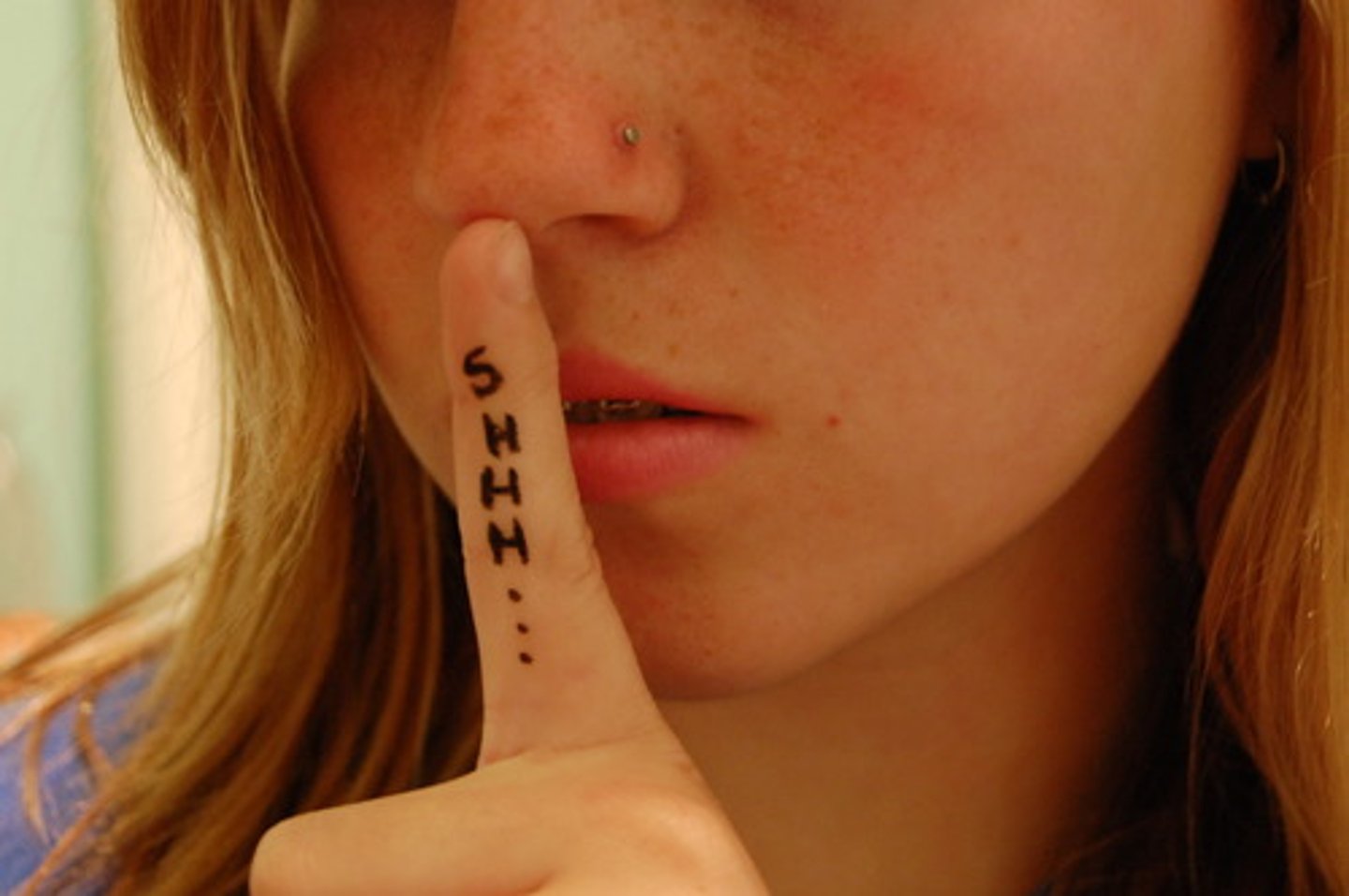 <p>to keep (something) to yourself</p>