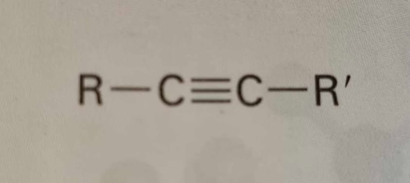 <p>Addition af vand til en alkyn</p>