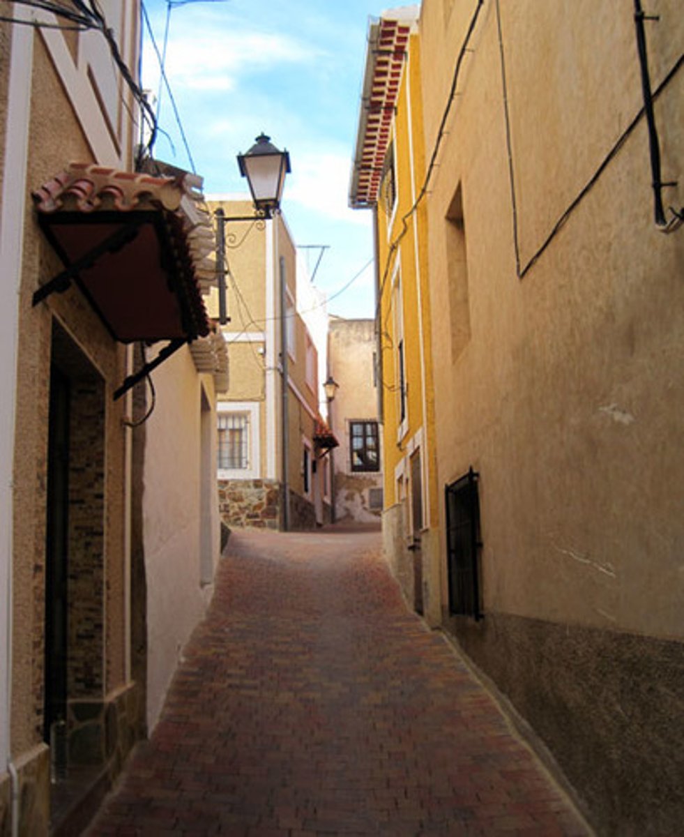 <p>a narrow street</p>