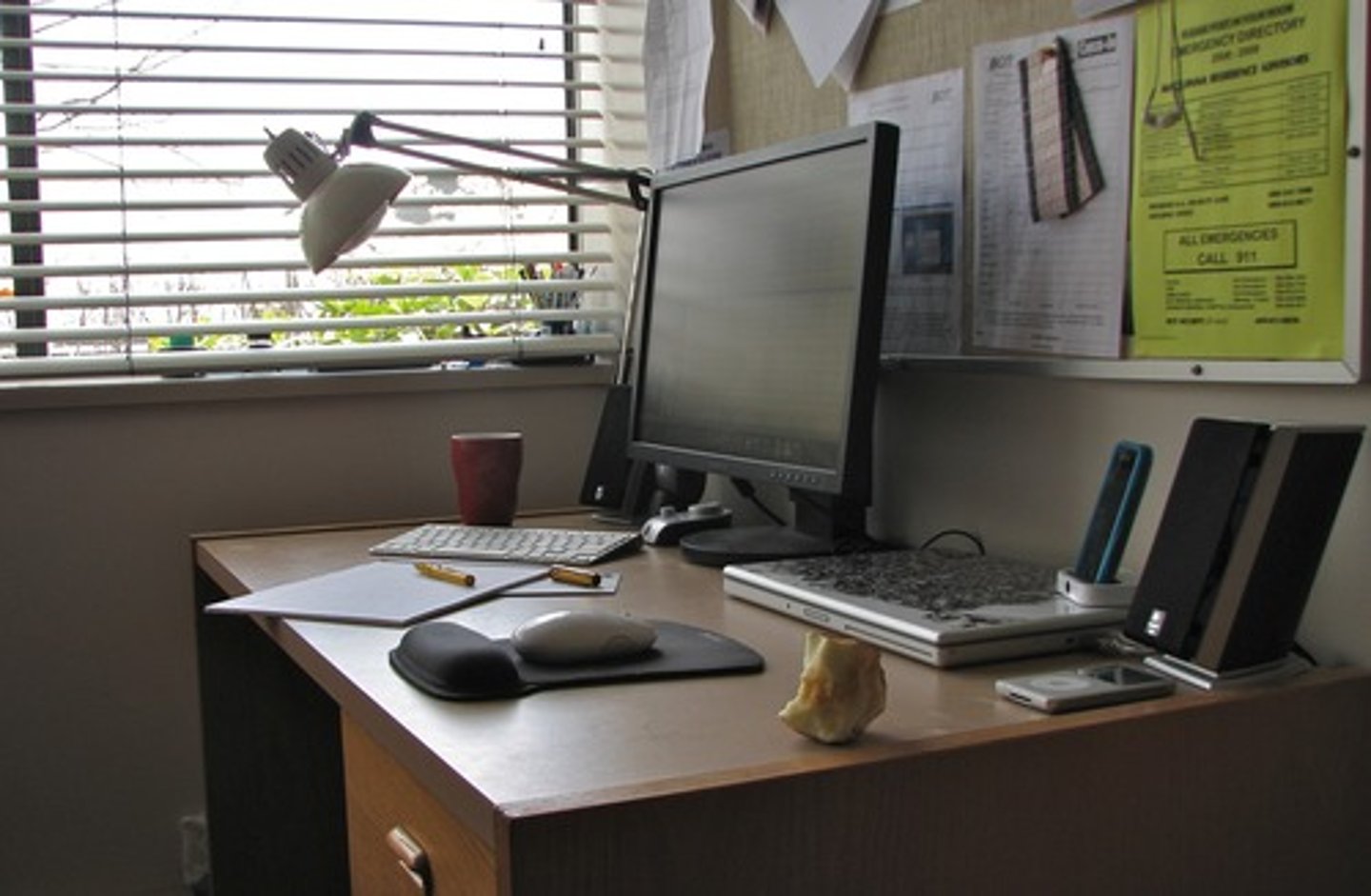 <p>chỗ làm, việc làm</p>