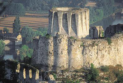 <p><strong>GAILLARD:</strong></p><ul><li><p>1196 - 1198 </p></li><li><p>Francie</p></li><li><p>normandský hrad</p></li><li><p>anglický král Richard Lví Srdce</p></li><li><p><strong>1204 </strong>= dobyt Filipem Augustem (francouz. král)</p></li></ul><p></p>