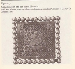 <p>Placca in oro con scene di caccia</p>