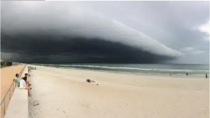 <p>What type of cloud is this and with what type of thunderstorm is it associated?&nbsp;</p>