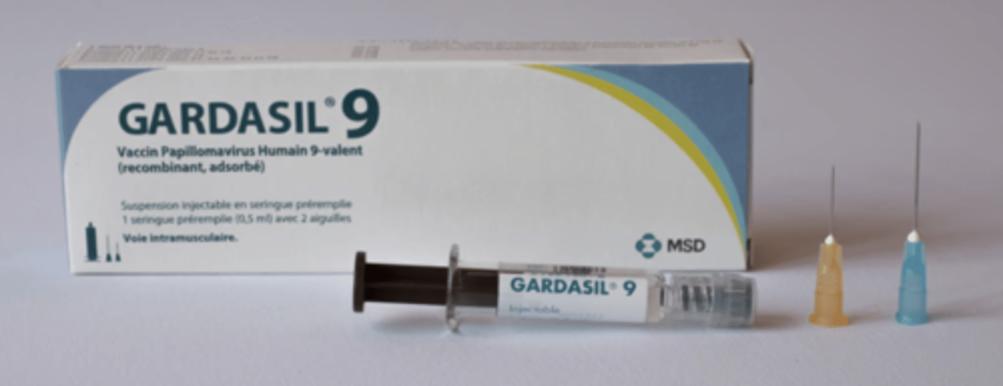 <p>Type de vaccin : vaccin recombinant (utilisant des particules virales « virus-like particles » = VLP) — non vivant. </p><p>Gardasil 9 est un vaccin nonavalent recombinant.</p><p>Adjuvants : sulfate d’hydroxyphosphate d’aluminium</p><p>Spécialité : Gardasil 9</p><p>Obligatoire? : Non, la vaccination HPV n’est pas obligatoire. </p><p>Elle est recommandée</p><p>Schéma vaccinal : </p><p>Pour les adolescents de 11 à 14 ans révolus, filles et garçons : 2 doses espacées d’au moins 5 mois. </p><p>Rattrapage pour les 15 à 19 ans : 3 doses selon schéma 0-2-6 mois. Vaccination Info Service</p><p>Chez les hommes ayant des relations sexuelles avec des hommes (HSH) jusqu’à 26 ans révolus : 3 doses 0-2-6 mois.</p><p>Contre-indication : </p><p>Hypersensibilité connue à l’un des composants du vaccin ou excipients. </p><p>Maladie fébrile aiguë sévère </p>