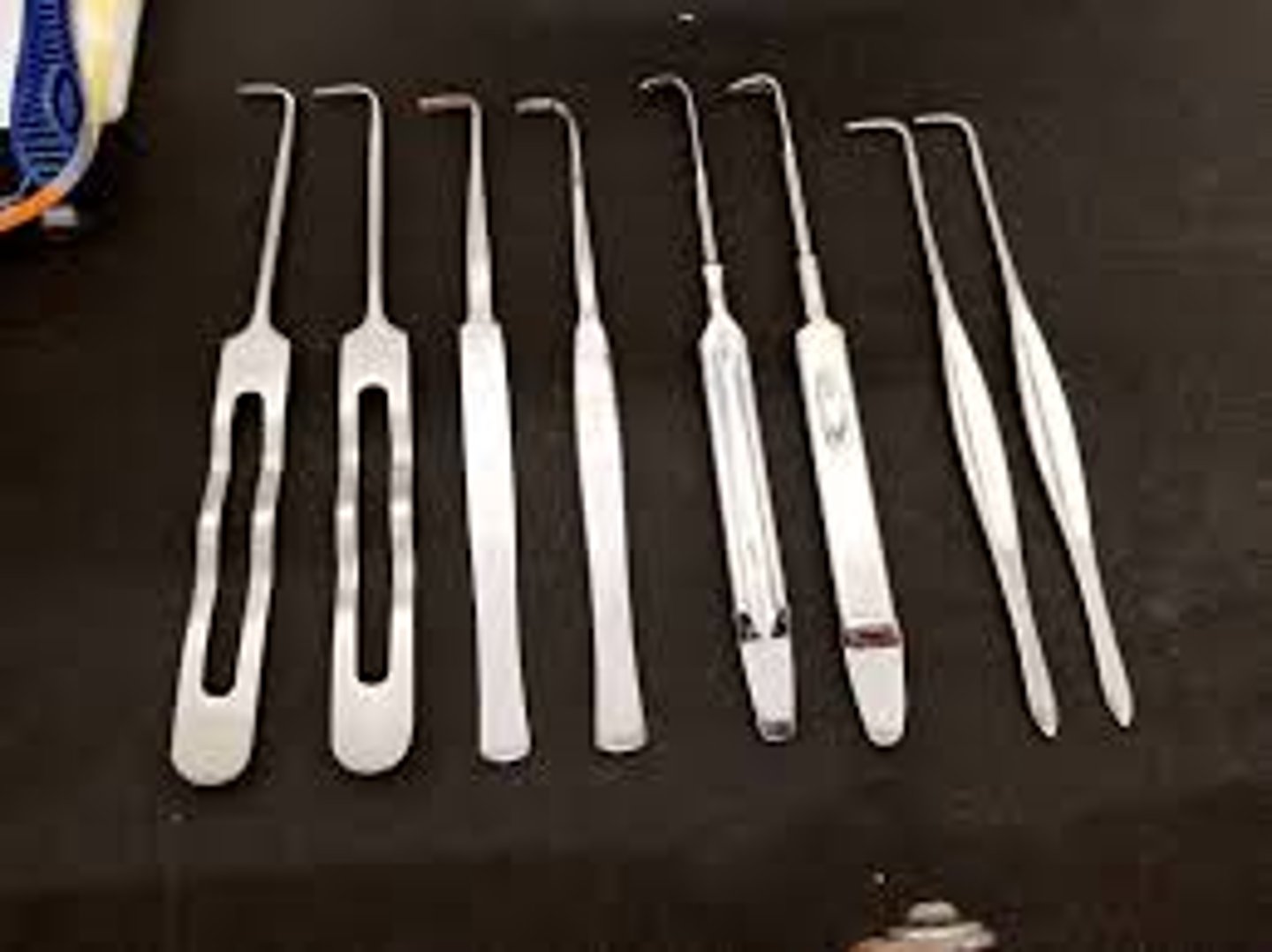 <p>curve-tipped instruments chiefly used for the blunt dissection of tissues to locate and raise arteries and veins</p>