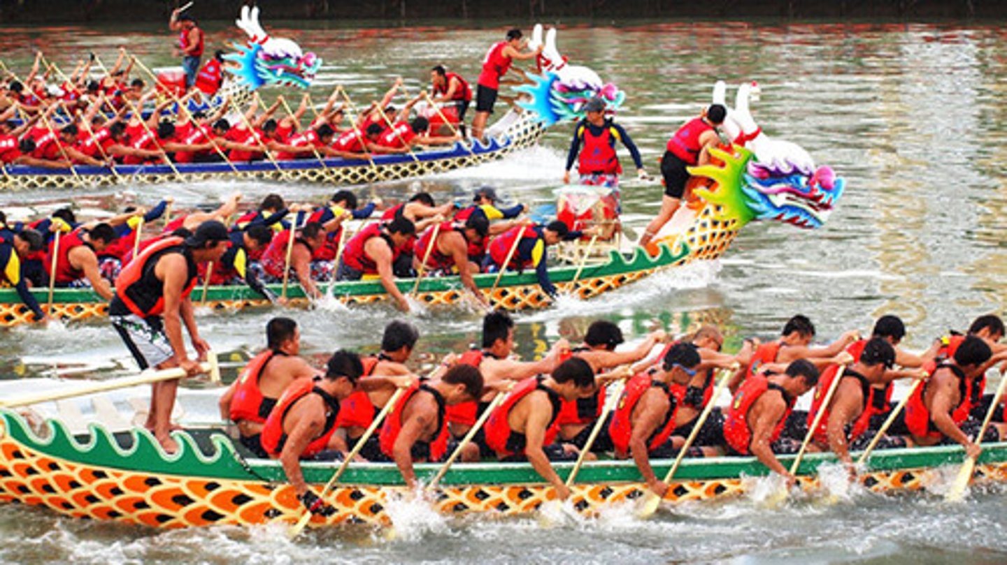 <p>np • /bəʊt reɪs/ • A competition in which boats race over a set distance. • Đua thuyền • "The boat race is one of the main attractions of the festival."</p>
