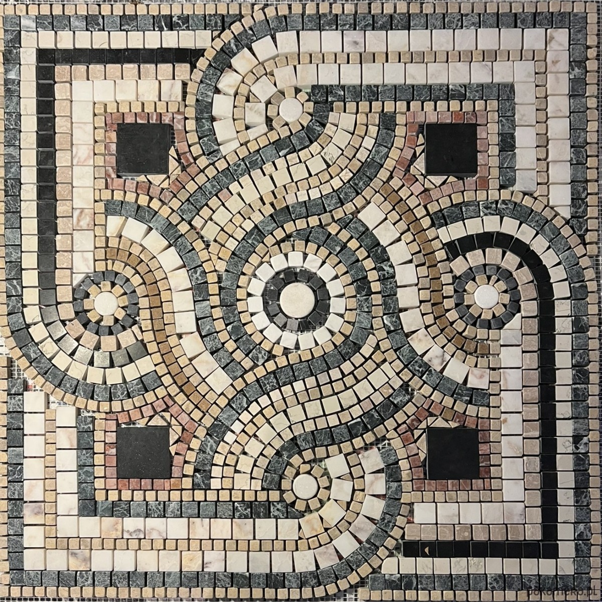 <p>polega na układaniu kolorowych kamyków, szkiełek, ceramiki (tzw. tessery) na odpowiednim podłożu (np. świeży cement lub zaprawa wapienna), znana od starożytności,</p>