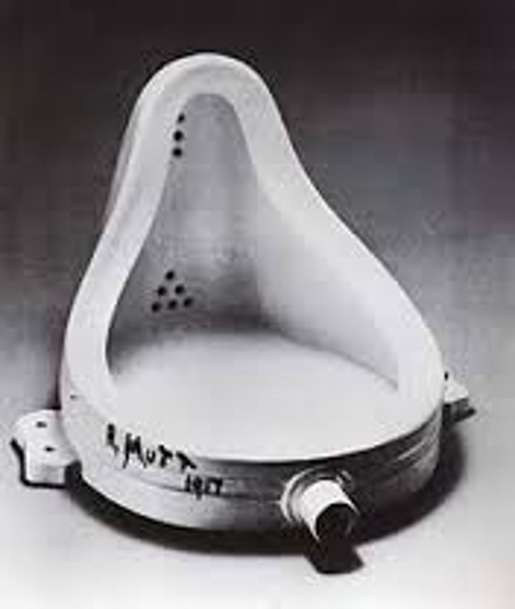 <p>Kunstvorm bedacht door Marcel Duchamp rond 1913.</p><p>Korte uitleg:</p><p>Een readymade is een alledaags object dat door een kunstenaar wordt gekozen en als kunst gepresenteerd, vaak zonder bewerking.</p><p>Kenmerken:</p><p>Industrieel geproduceerd voorwerp (bijv. fietswiel, urinoir)</p><p>Niet gemaakt met artistieke handvaardigheid</p><p>Kunst door idee i.p.v. techniek</p><p>Ironisch, kritisch en conceptueel</p><p>Vraagt: "Wat is kunst?"</p><p>Beroemd voorbeeld:</p><p>Fountain (1917) – een omgekeerd urinoir, gesigneerd "R. Mutt".</p><p>Readymades waren revolutionair en vormden de basis voor conceptuele kunst.</p>