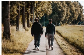 <p>đi bộ cùng nhau</p>