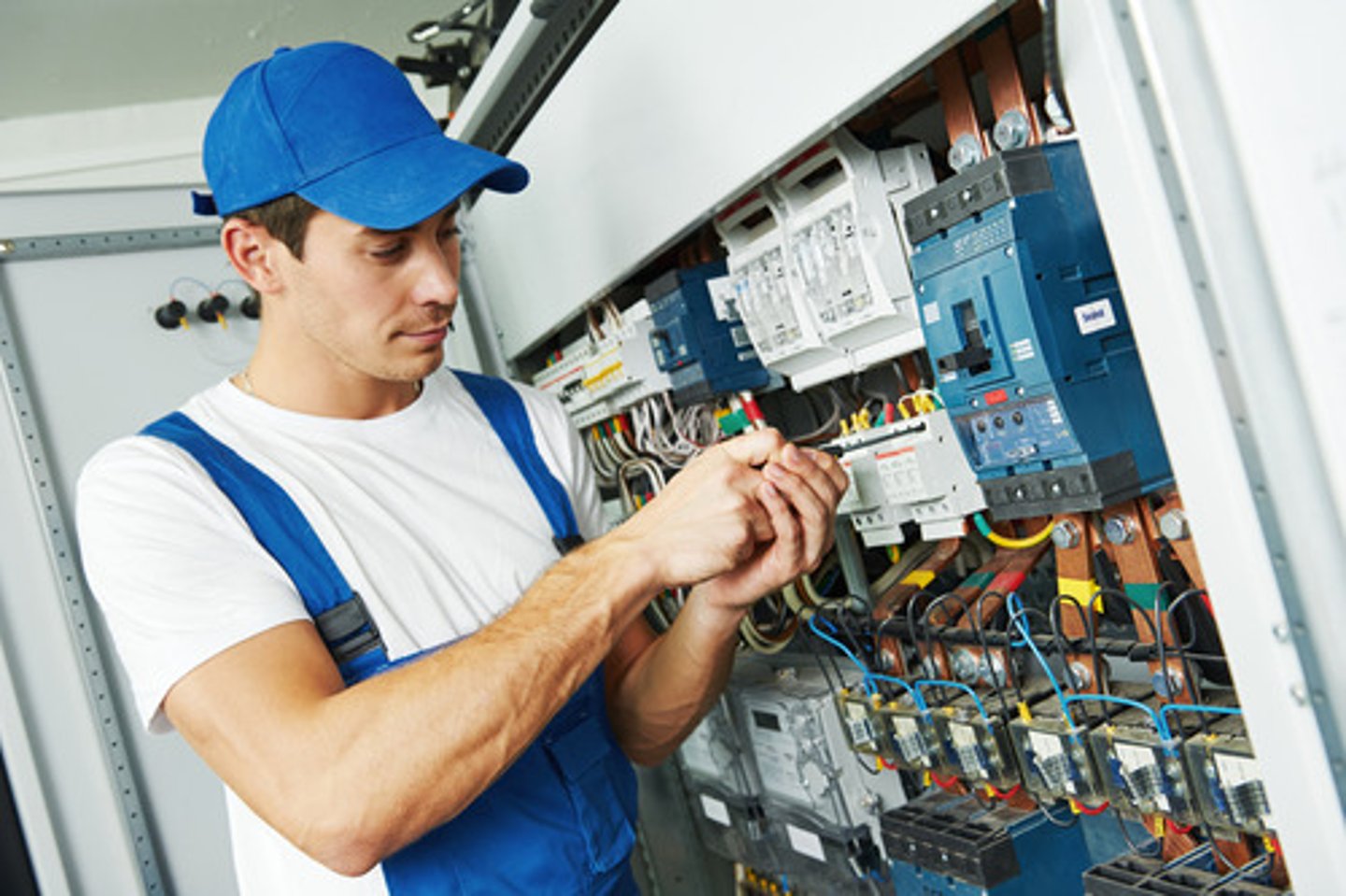 <p>electrician (n)</p>
